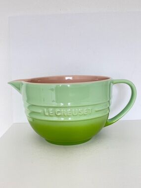 Le Creuset Kiwi Ombré 2 Qt Stoneware Batter Bowl w/ Spout Discontinued
